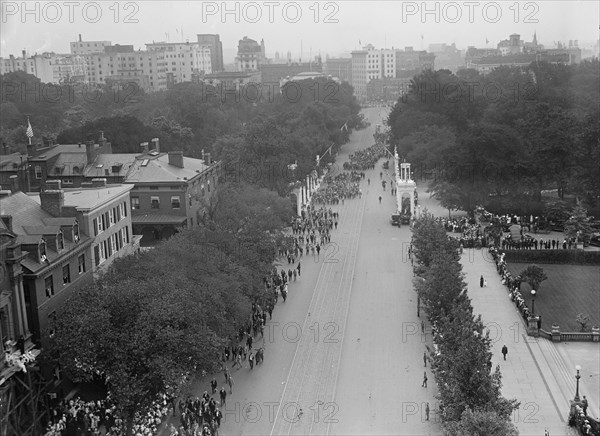 Confederate Reunion - Parade, 1917. Military parade and Civil War veterans, Washington D.C.