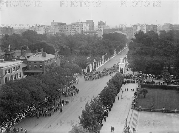 Confederate Reunion - Parade, 1917. Military parade and Civil War veterans, Washington D.C.