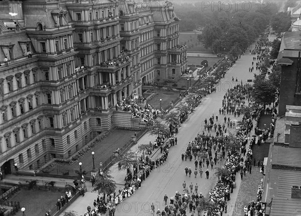 Confederate Reunion - Parade, 1917. Military parade and Civil War veterans, Washington D.C.