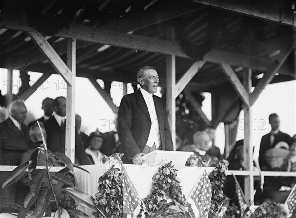 Confederate Monument - Arlington National Cemetery. Woodrow Wilson, 1914. Creator: Harris & Ewing.