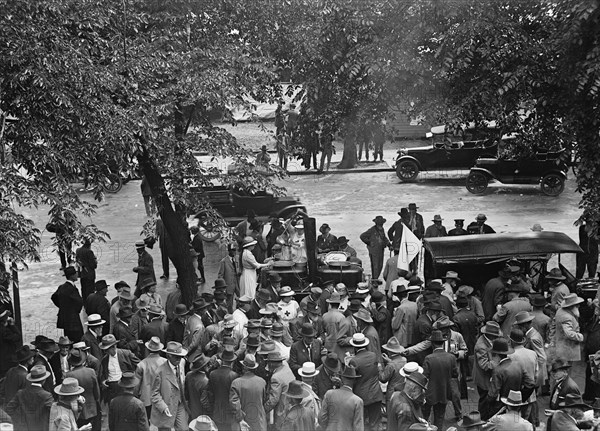 Confederate Reunion - Canteen Lunch, 1917. Old soldiers and Red Cross volunteers in Washington, DC.