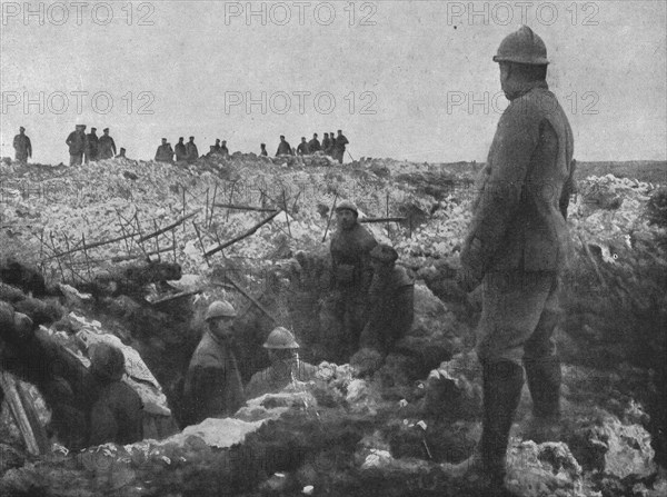 ' Face a face, apres une explosion de mine; au premier plan, un capitaine..., c1915. Creator: Unknown.