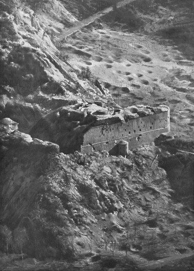 ''Le Fort de Malborghetto apres le bombardement par les canons Italiens de 305.', 1916. Creator: Unknown.