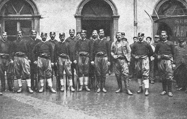 'Le front de Macedoine; des troupes serbes, deja reconstituees, auxquelles sont..., 1916. Creator: Unknown.