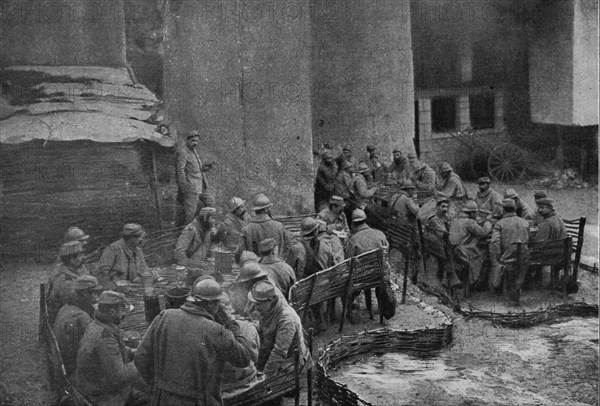 'Un refectoire en plein air, au cantonnement; les tables et les bancs sont faits de..., 1916. Creator: Unknown.