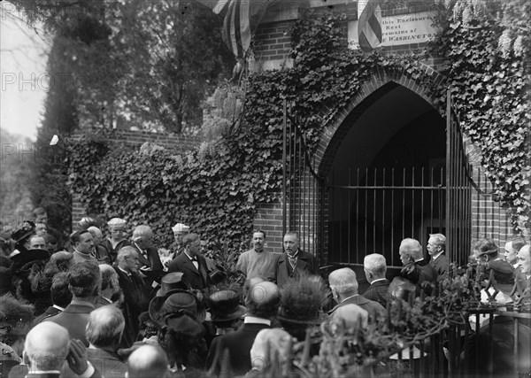 Allied Commission To U.S. At Mount Vernon: Viviani Speaking At Tomb of Washington, 1917. Creator: Harris & Ewing.