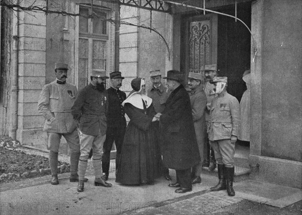 'La Croix de Guerre de Soeur Louise, de Nancy; on felicite la vaillante superieure de..., 1916. Creator: Unknown.