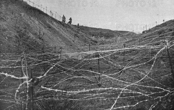 'Les defenses de Salonique inspectees par le general Sarrail; Un impressionnant..., 1916. Creator: Hubert Jacques.