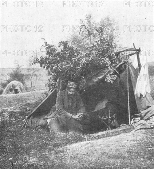 ''M. Vladimir Betzitch, peintre militaire serbe, sous sa tente, au debut de la campagne.', 1916. Creator: Unknown.