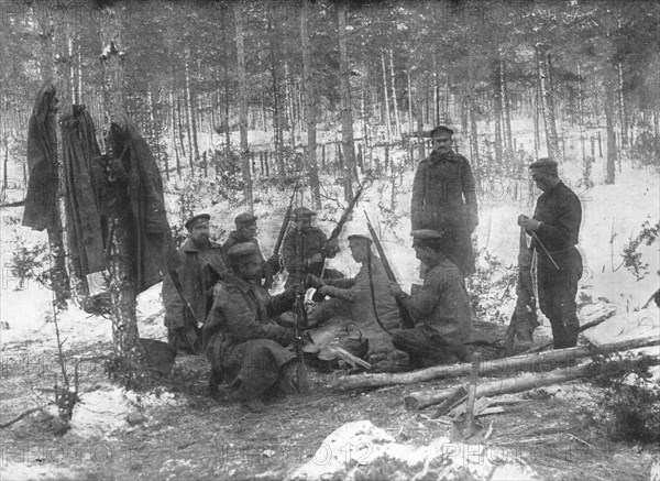 ''La Diversion Russe de Bukovine, Petrograd, janvier 1916; Soldats russes nettoyant leurs armes en p Creator: Pierre Ctsoup.