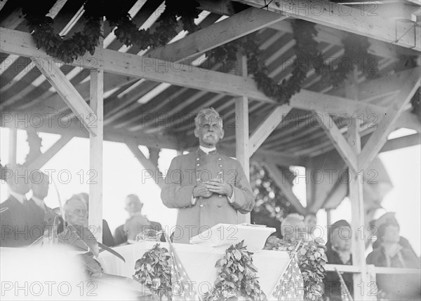 Confederate Monument - Arlington National Cemetery. Gen. Bennett Young, Commander-In-Chief..., 1914. Creator: Harris & Ewing.