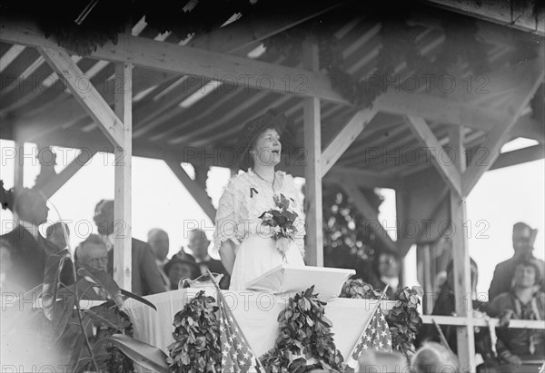 Confederate Monument - Arlington National Cemetery. Mrs. Daisy McLaurin Stevens, President..., 1914. Creator: Harris & Ewing.