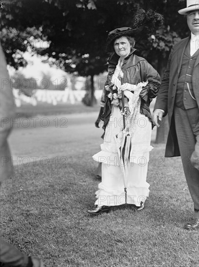 Confederate Monument - Arlington National Cemetery. Mrs. Daisy Mclaurin Stevens, President..., 1914. Creator: Harris & Ewing.