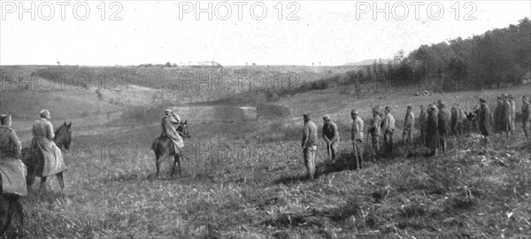 'Le roi Pierre de Serbie, sur le front Nord, visitant ses soldsts qui travaillaient a des..., 1915. Creator: R. Marianovitch.