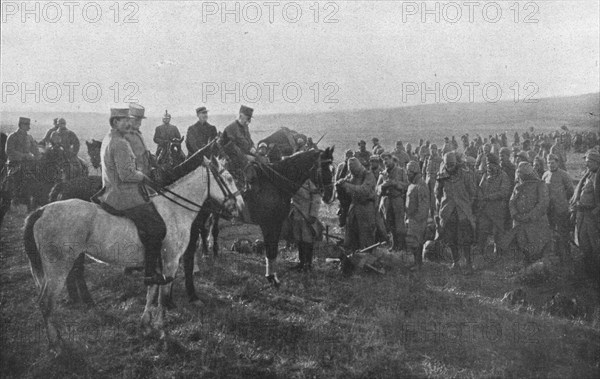 'Les defenses de Salonique inspectees par le general Sarrail; les felicitations du general..., 1916. Creator: Hubert Jacques.