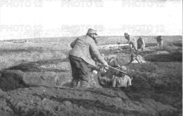 ''Impressions Macedoniennes; Nos soldats redevenus terrassiers.', 1915. Creator: Unknown.