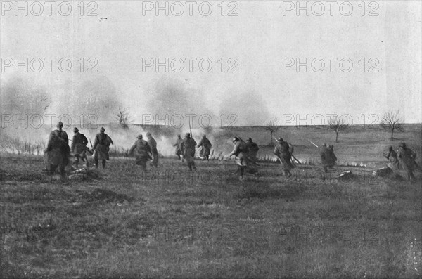 'Apres l'explosion d'une mine pres de vauquois : l'attaque de l'entonnoir a la grenade et..., c1916. Creator: Unknown.