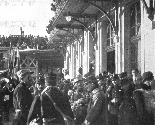 'La Guerre en Belgique et en France; devant la gare : le medecin-major de Reynier..., 1916. Creator: Unknown.