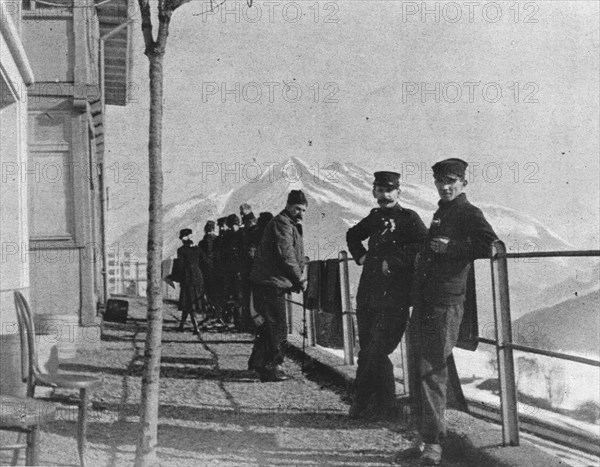 'La Guerre en Belgique et en France; Un groupe de prisonniers francais malades fait..., c1916. Creator: Unknown.