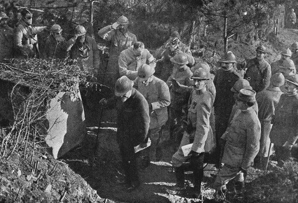 'Visite presidentielle au front de Woevre; au retour des premieres lignes : a gauche..., 1916. Creator: Unknown.