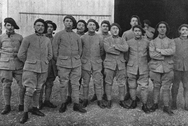 'Jeunes soldats de la classe 1916.-- Le generalJoffre, qui vient de visiter, avec le..., 1916. Creator: Unknown.