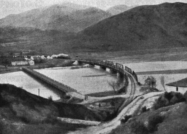 'Destruction du pont de Demir-Hissar sur la Strouma; Le pont du chemin de fer sur la..., c1916. Creator: Unknown.