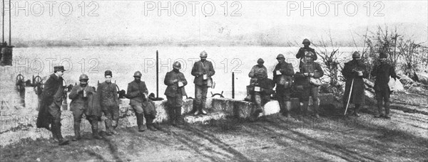 ''Sur la rive du Bas-Isonzo.-- Un detachement italien experimentant le casque francais.'. Creator: Unknown.