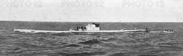 'A Corfou; La rencontre d'un sous-marin ennemi : Le sous-marin allemand, qui arraisonna le..., 1916. Creator: Unknown.