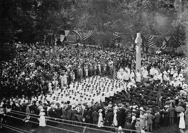 Memorial Service, Cathedral of Sts. Peter And Paul, Washington National Cathedral, 1913.  Creator: Harris & Ewing.