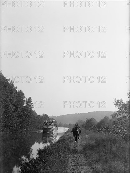 Chesapeake & Ohio Canal - Canal Boat, 1917. Creator: Harris & Ewing.