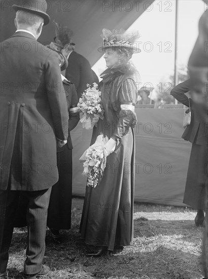 Fahnestock, Mrs. Gibson at Horse Show, 1917.
