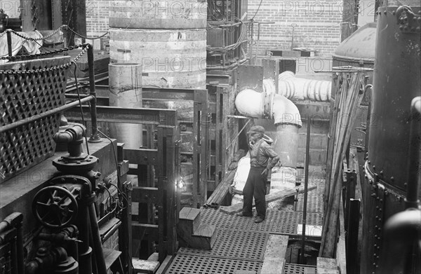 Navy Yard, U.S., Washington - 14 Inch Gun; Various Operations in Shrinking Jacket On It, 1917.