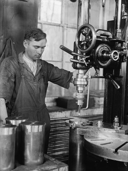 Navy Yard, U.S., Washington - Torpedo Shop, 1917.