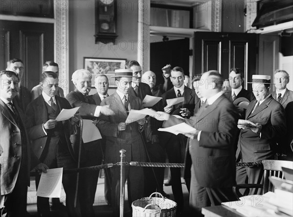 Press Correspondents with Howard Banks of Navy Dept., 1914.