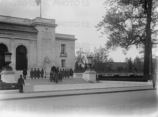 Woman's National Service School Under Woman's Section, Navy League, Massed On Steps of Pan..., 1917. Creator: Harris & Ewing.