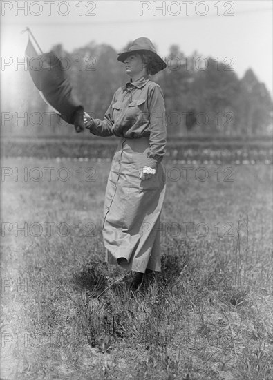 Woman's National Service School, Under Woman's Section, Navy League, Signalling, 1916.