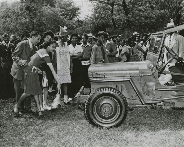 Chicago school children buy $263,148.83 in war bonds, (1942 - 1943?). Creator: Office of War Information.