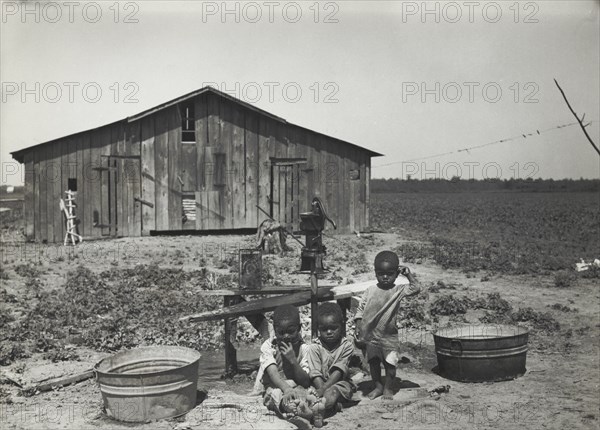 Children of sharecropper, near West Memphis, Arkansas, 1935.