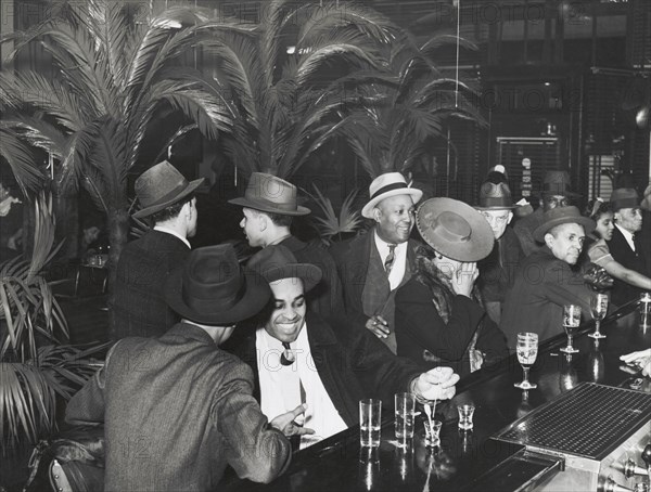 The bar at Palm Tavern, Negro restaurant on 47th Street, Chicago, Illinois, April 1941.