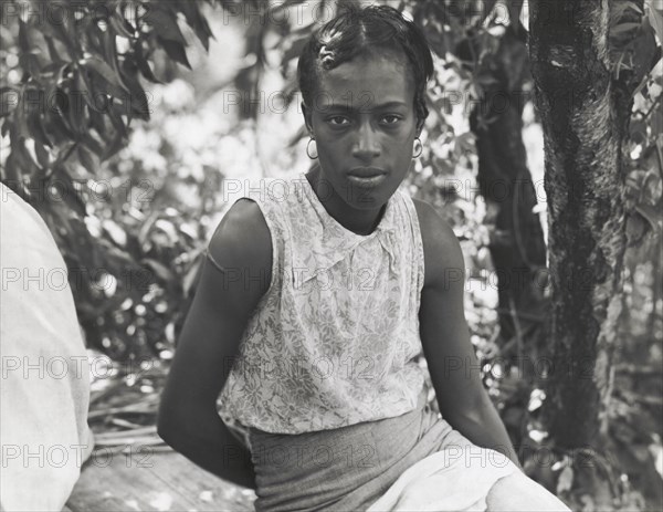 Cotton hoer near Clarksdale, Miss., June 1937.