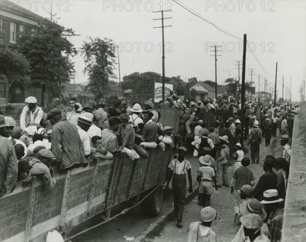 Cotton hoers loading at Memphis for the day's work in Arkansas; June, 1937. Creators: Farm Security Administration, Dorothea Lange.