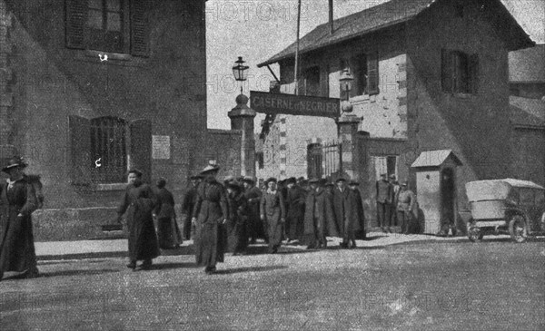 'Des femmes dans les casernes; La sortie', 1916. Creator: Unknown.