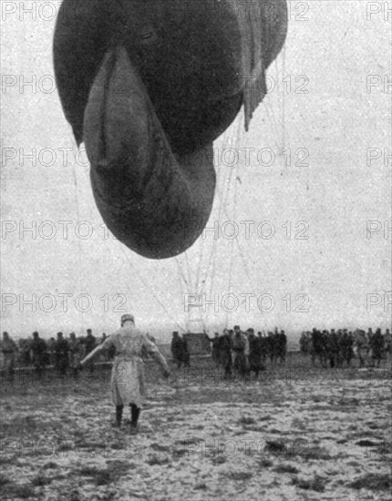 'La "Saucisse"; Saucisse vue par l'arriere',1916. Creator: Unknown.