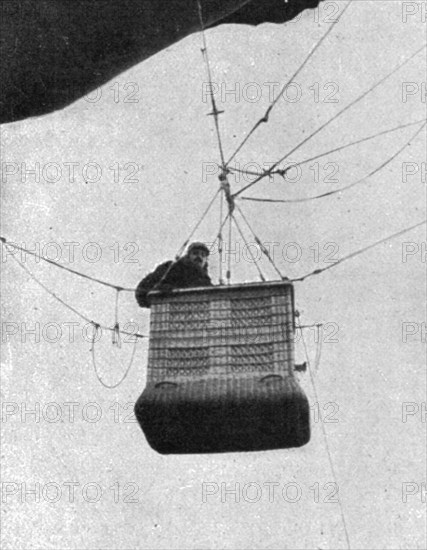 'La "Saucisse"; Observateur dans sa nacelle', 1916. Creator: Unknown.