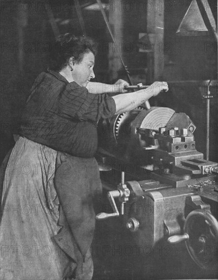 'Les femmes dans les usines de guerre; Une travailleuse de l'usine de guerre', 1916. Creator: Unknown.