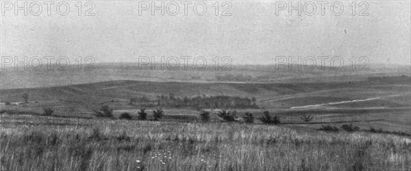 'Panoramas du champ de bataille, a l'ouest de la Meuse; a l'horizon, au centre..., 1916. Creator: Unknown.