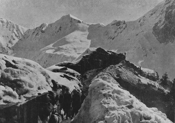 'Sur le front Italien; La guerre en haute montagne : tranchee et poste avance a..., 1916. Creator: Unknown.