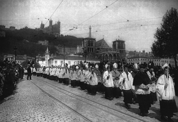 'La procession des Cardinaux, Archeveques et Eveques, aux funerailles du primat ..., 1916. Creator: Unknown.