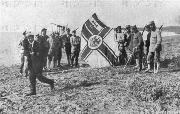 'Trois Zeppelins detruits en trois jours. Le "LZ85"; Le pavillon du zeppelin LZ85..., 1916. Creator: Unknown.