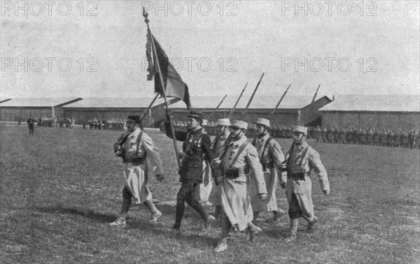 'Le drapeau de l'aviation; le sous-lieutenant Guynemer, porte-drapeau de l'aviation', 1916. Creator: Unknown.